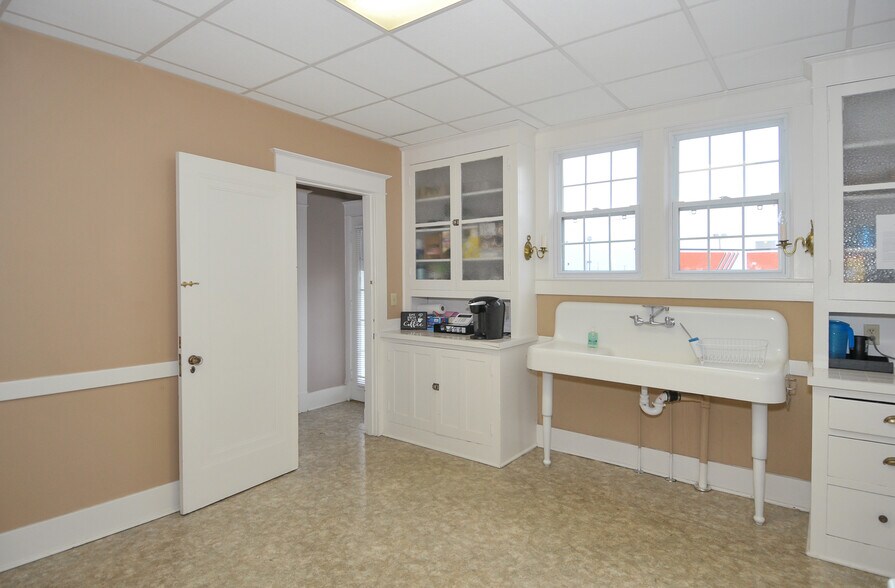 More Photos Of 5809 Bardstown Rd, Louisville Office Residential For Lease
