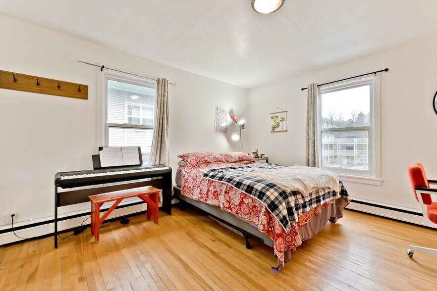 More Photos Of 127 Rue Queen, Sherbrooke Office Residential For Sale