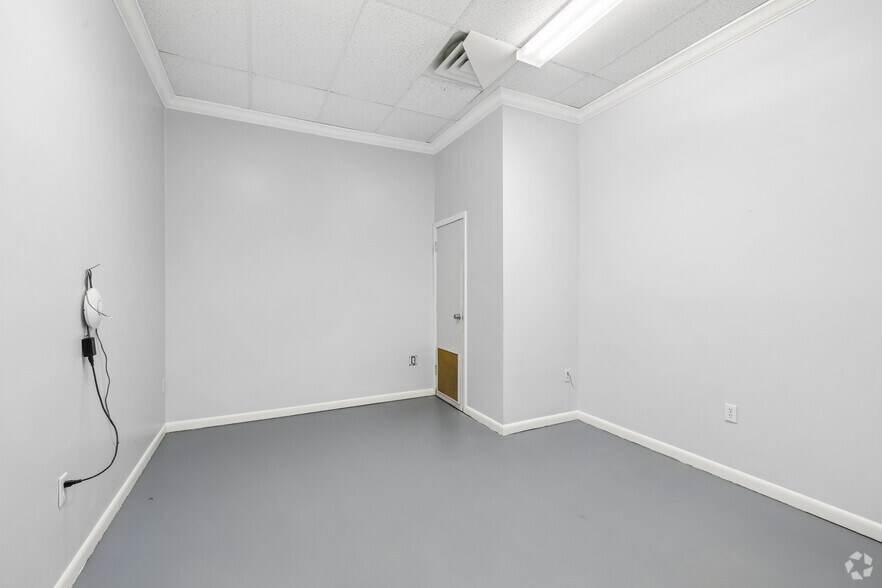 More Photos Of 4408 Corporate Sq, Naples Manufacturing For Sale