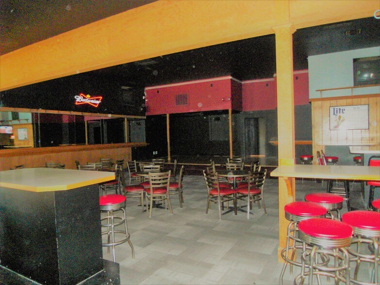 More Photos Of 801 S Main St, Bloomington Bar For Sale