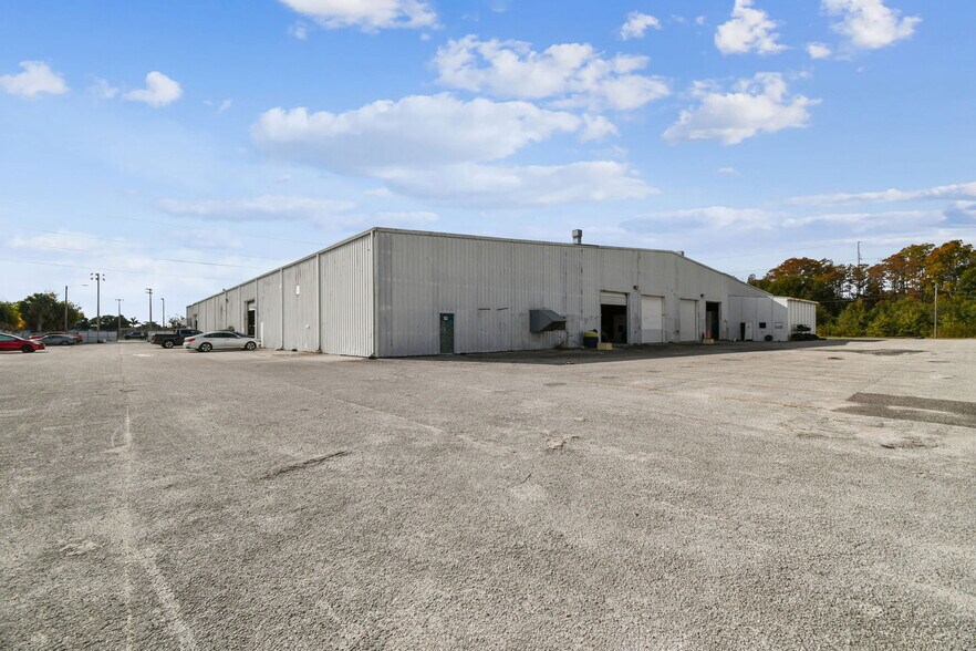 More Photos Of 4811 W Sligh Ave, Tampa Warehouse For Lease