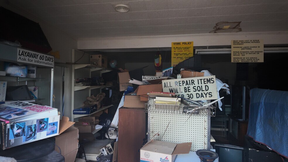 More Photos Of 711 Buffalo St, Shelby Flex For Sale