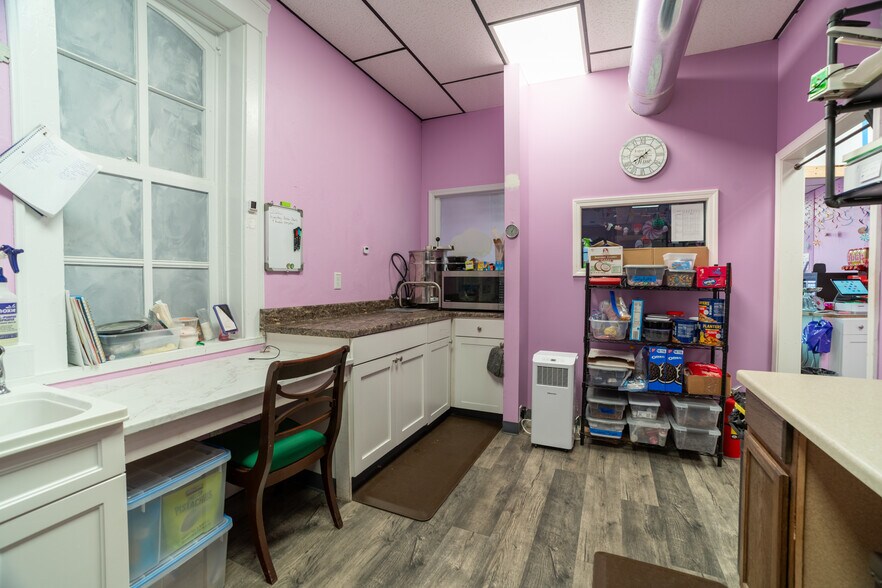 More Photos Of 217 W Main St, Washington General Retail For Sale