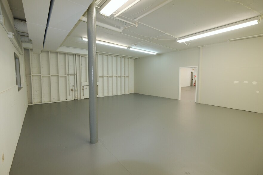 More Photos Of 30 W Price St, Linden Showroom For Lease