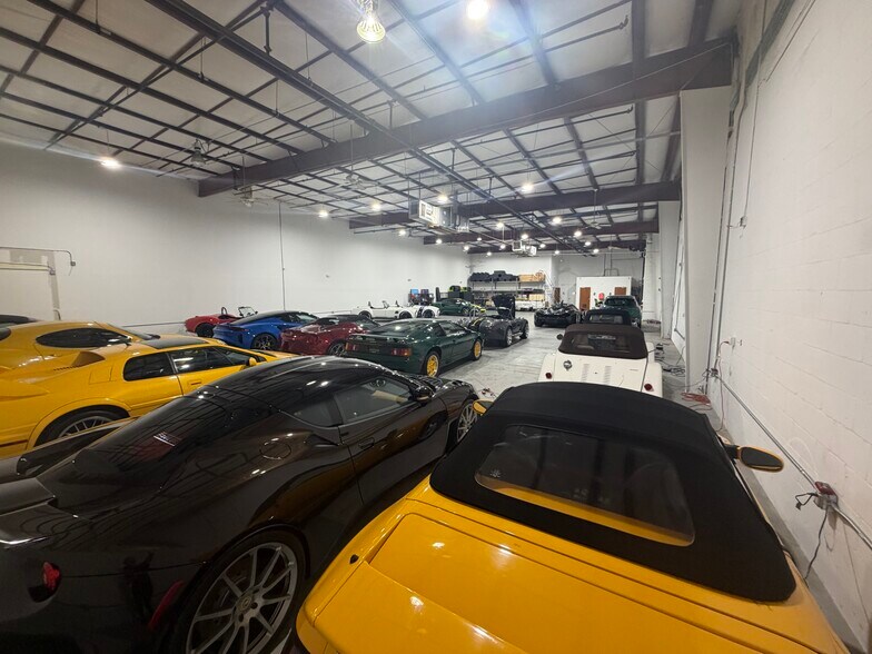 More Photos Of 3600 Westview Dr, Naples Showroom For Sale