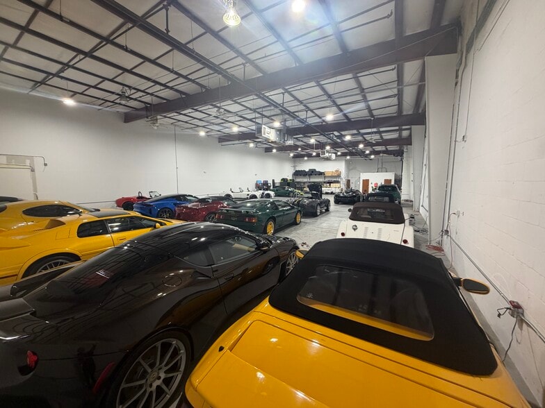 More Photos Of 3600 Westview Dr, Naples Showroom For Lease