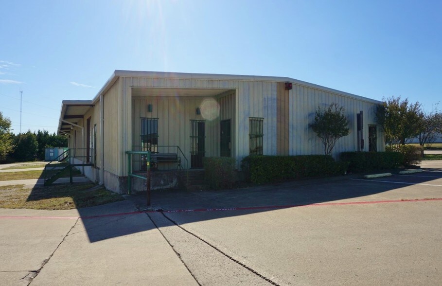 More Photos Of 902 Kck Way, Cedar Hill Distribution For Sale