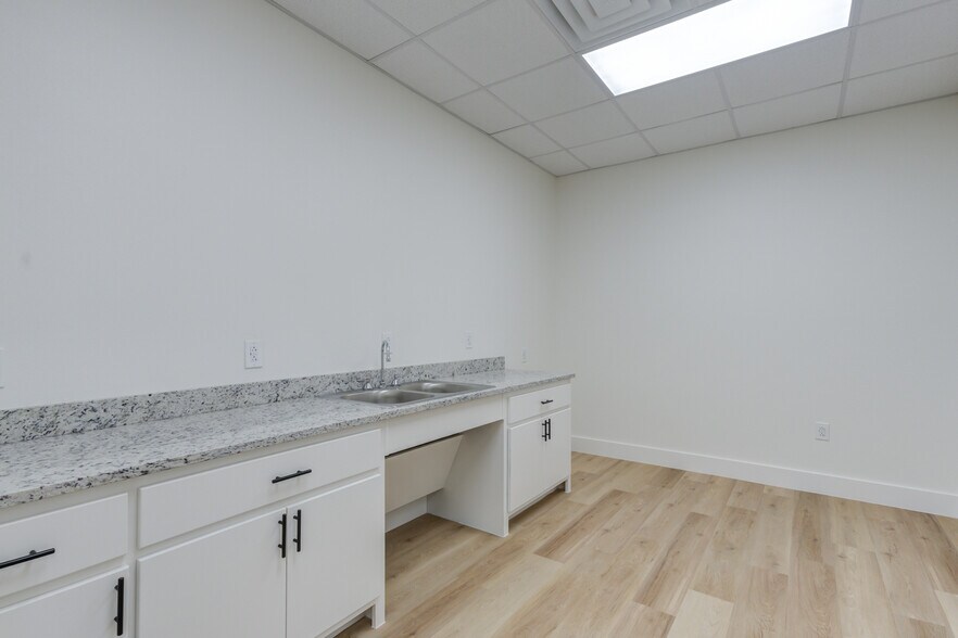 More Photos Of 8111 Patel Dr, Wolfforth Distribution For Lease