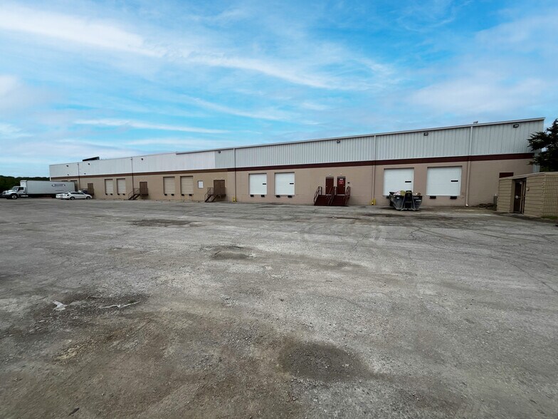 More Photos Of 1920-1938 Foxridge Dr, Kansas City Warehouse For Lease