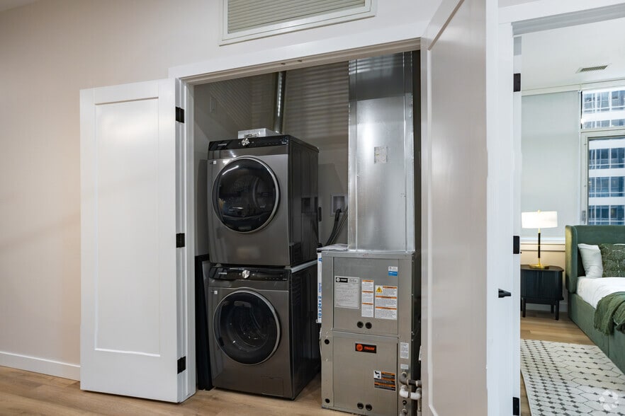 More Photos Of 736 8 Av SW, Calgary Apartments For Lease