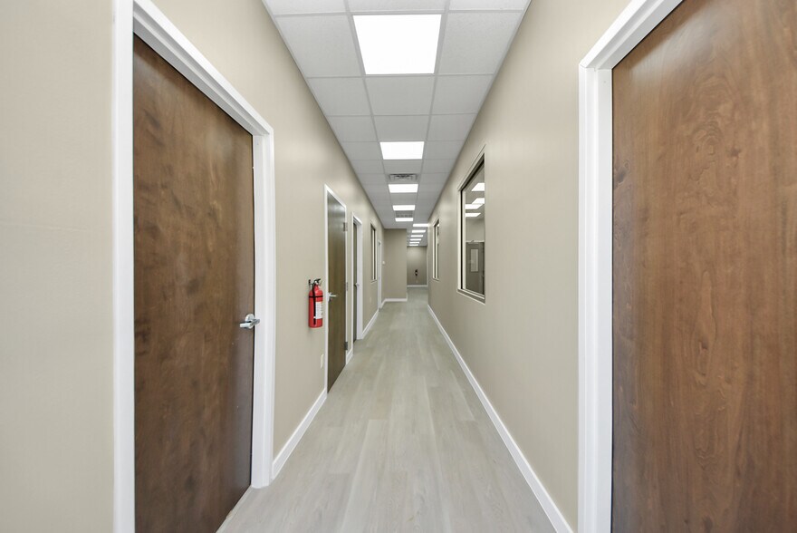 More Photos Of 1563 Live Oak St, Webster Office For Sale