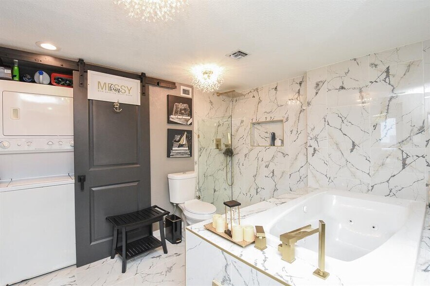 More Photos Of 2016 Main St, Houston Apartments For Sale