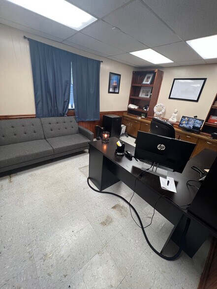 More Photos Of 7659 S US-281, Pleasanton Industrial For Sale