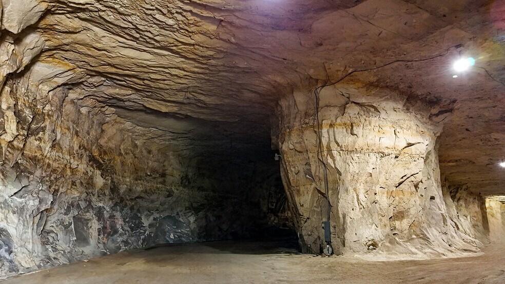 More Photos Of 20 Cave Industrial dr, Crystal City Industrial For Sale