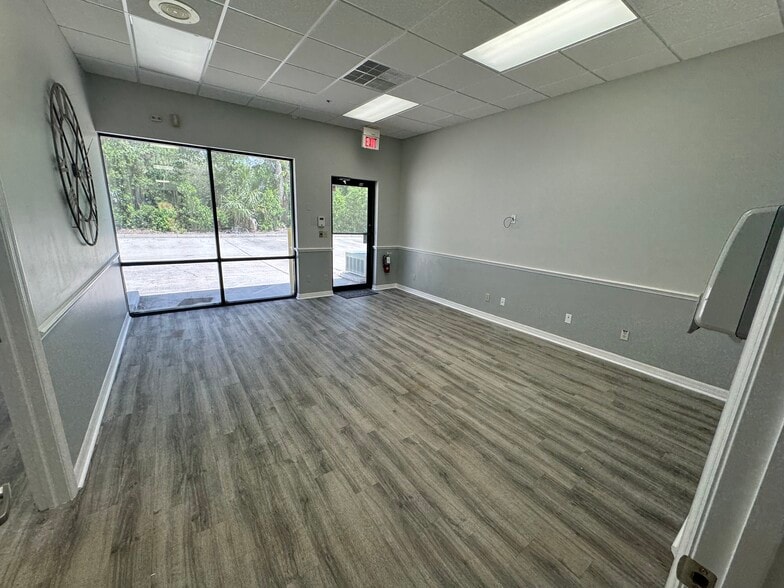 More Photos Of 106 Commerce St, Lake Mary Light Distribution For Lease