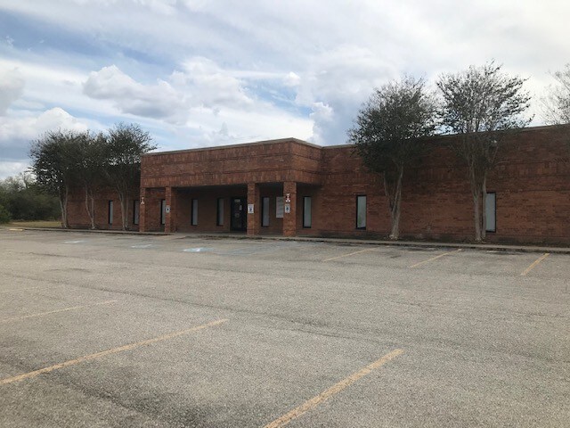 More Photos Of 1800 S Washington St, Beeville Office For Sale