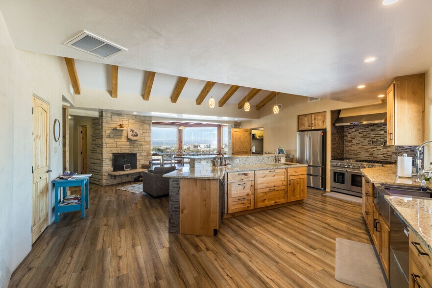 More Photos Of 102 Rabbit Rd, Santa Fe Specialty For Sale