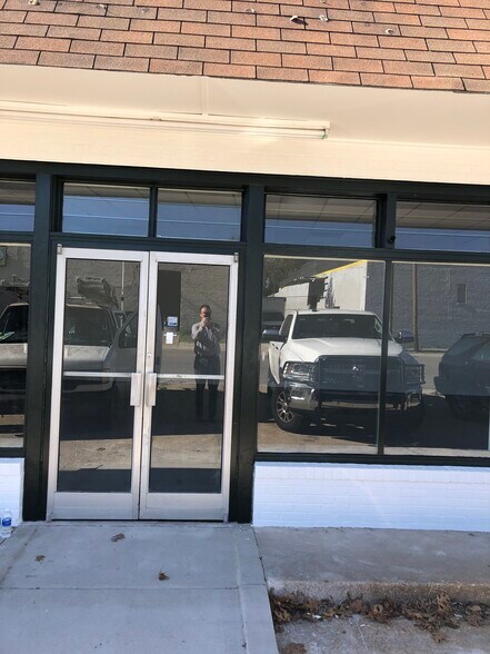 More Photos Of 302 Williams St, Fayetteville Flex For Sale