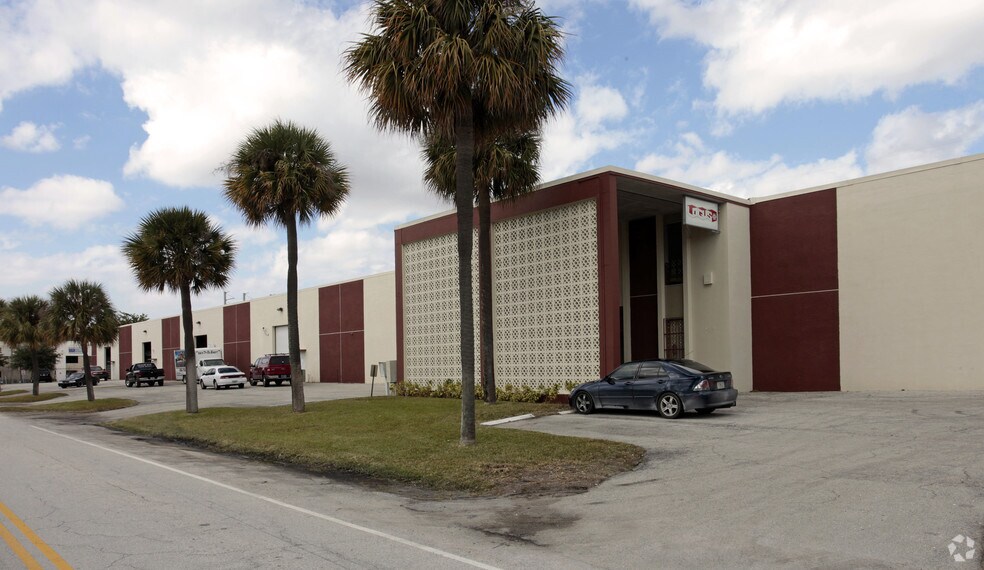 More Photos Of 1205-1421 Hill Ave, Mangonia Park Warehouse For Lease