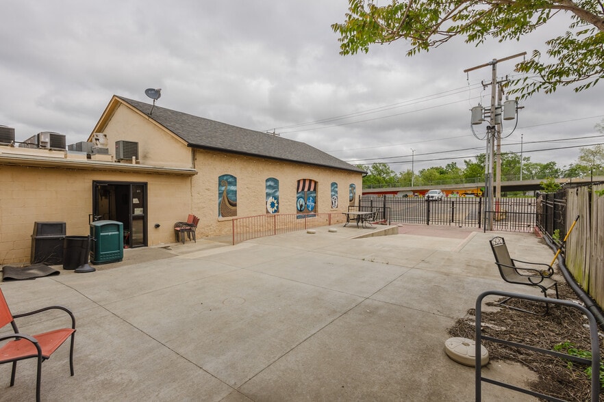 More Photos Of 830 N Kansas Ave, Topeka Bar For Sale