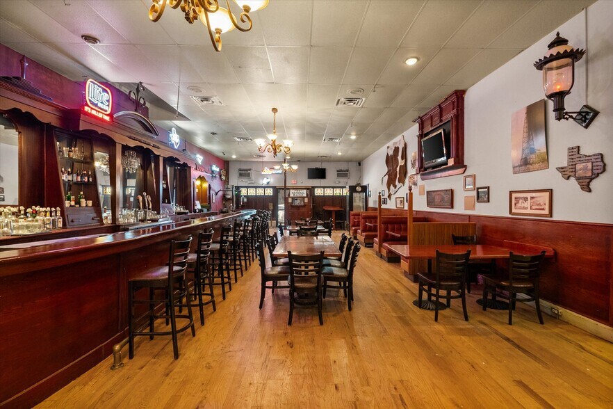 More Photos Of 107 S Beaton St, Corsicana Storefront For Sale