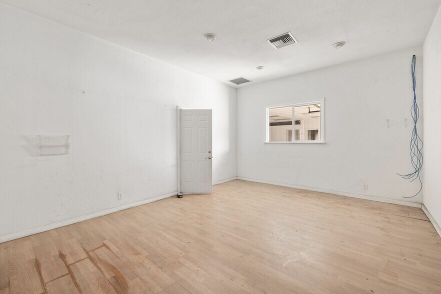 More Photos Of 800 S Vella Rd, Palm Springs Warehouse For Lease