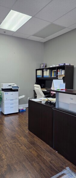 More Photos Of 7110 120th St, Surrey Storefront Retail Office For Lease