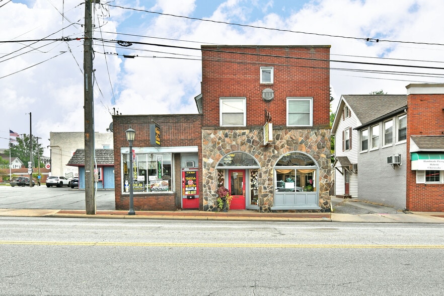 Primary Photo Of 12-14 N Main St, Hubbard Storefront Retail Residential For Sale