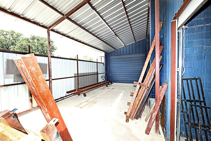 More Photos Of 406 W Wise St, Bowie Industrial For Sale