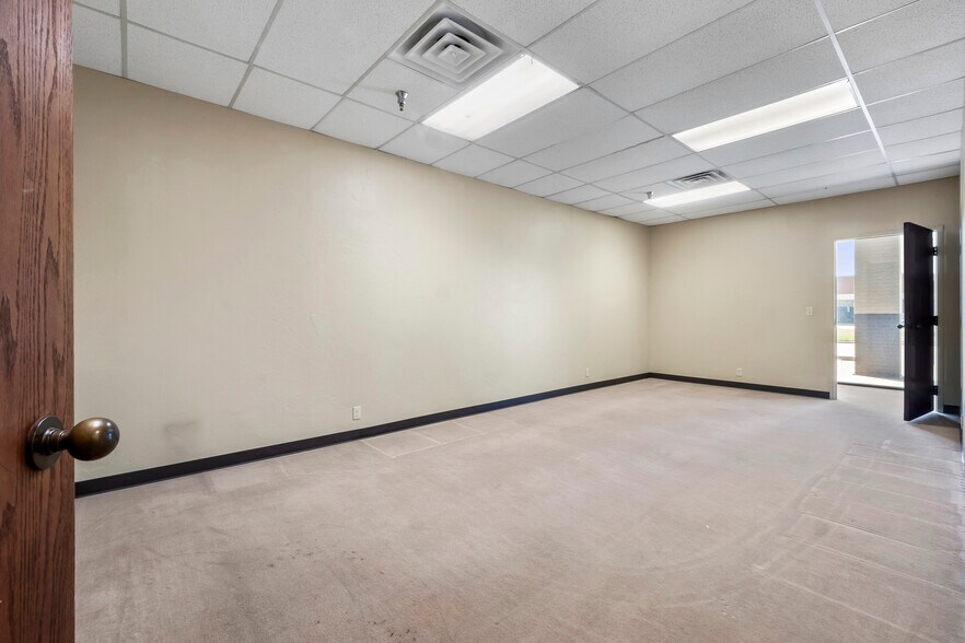 More Photos Of 200 S Quadrum Dr, Oklahoma City Light Manufacturing For Lease