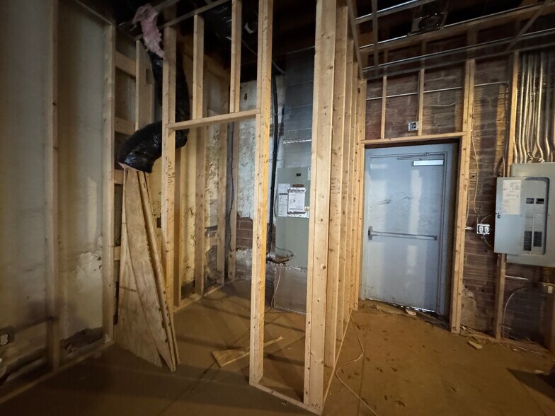 More Photos Of 1800 Rozzelles Ferry Rd, Charlotte Storefront For Lease