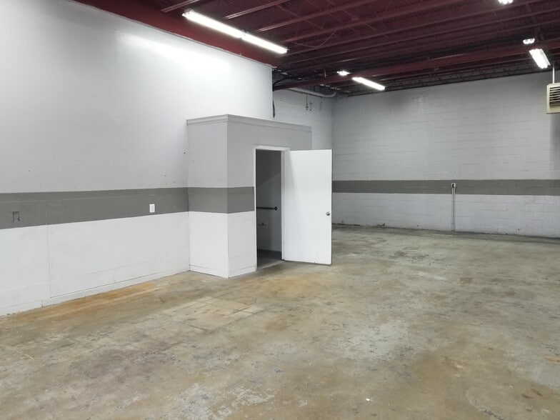 More Photos Of 4925-4949 Beech Rd, Temple Hills Flex For Lease