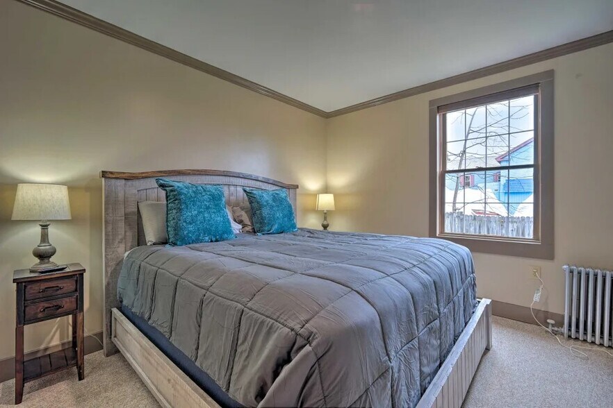 More Photos Of 77 Canada St, Lake George General Retail For Sale