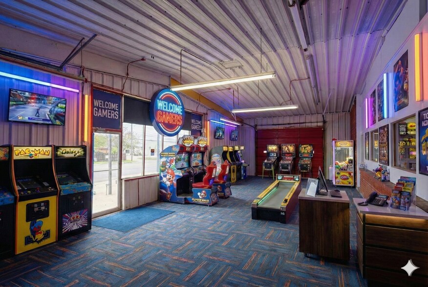 More Photos Of 500 W 2nd St, Taylor Freestanding For Sale