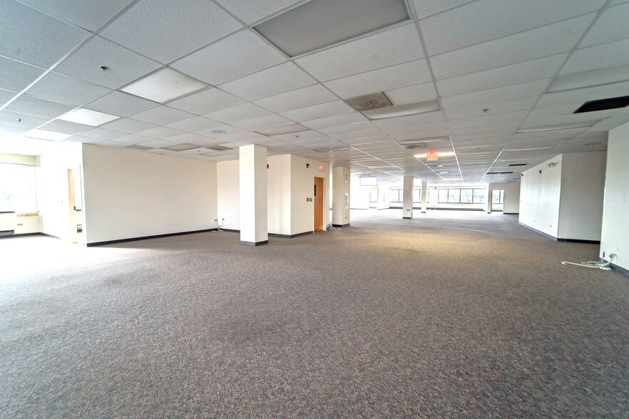 More Photos Of 1849 W Maple Rd, Troy Office For Lease