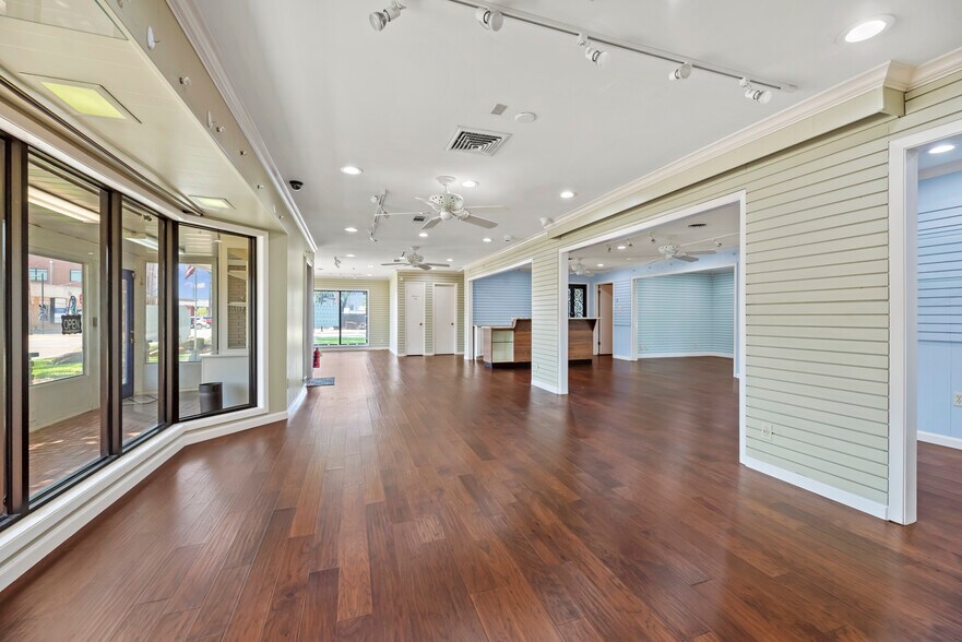 More Photos Of 1001 Avenue B, Katy Storefront Retail Office For Lease