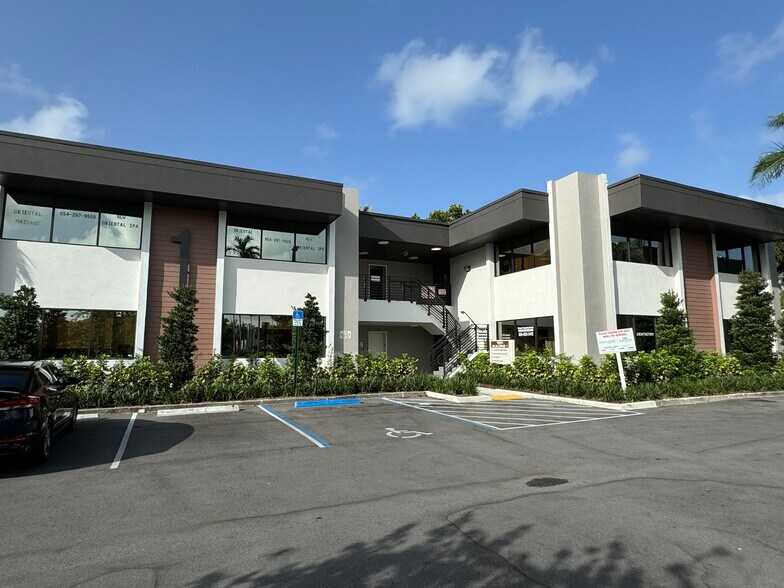 More Photos Of 1021 Ives Dairy Rd, Miami Unknown For Lease