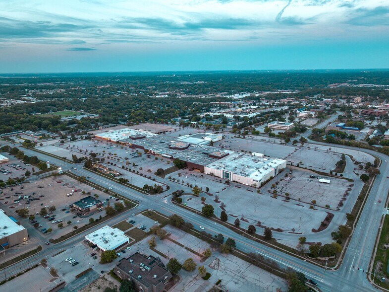 More Photos Of 1551 Valley West Dr, West Des Moines General Retail For Sale