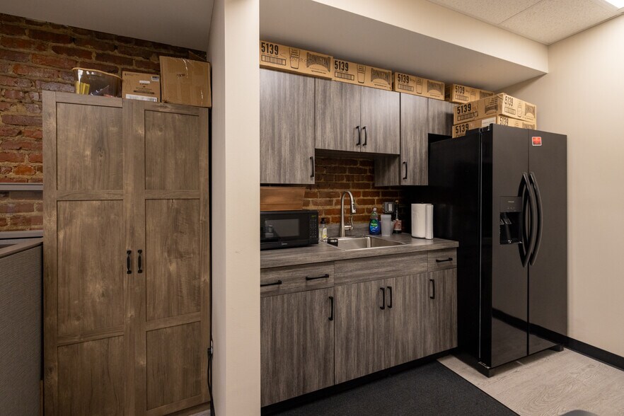 More Photos Of 1804 Swift Ave, North Kansas City Office For Lease