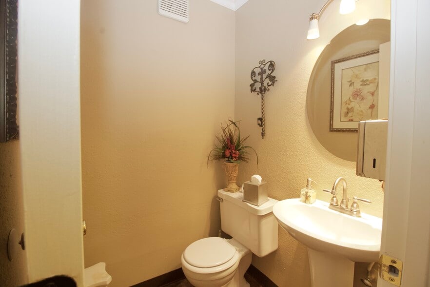 More Photos Of 2320 N Galveston Ave, Pearland Specialty For Sale