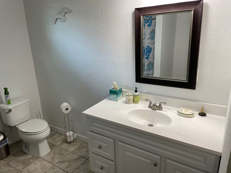 More Photos Of 747 Oasis St, New Braunfels Storefront Retail Residential For Sale