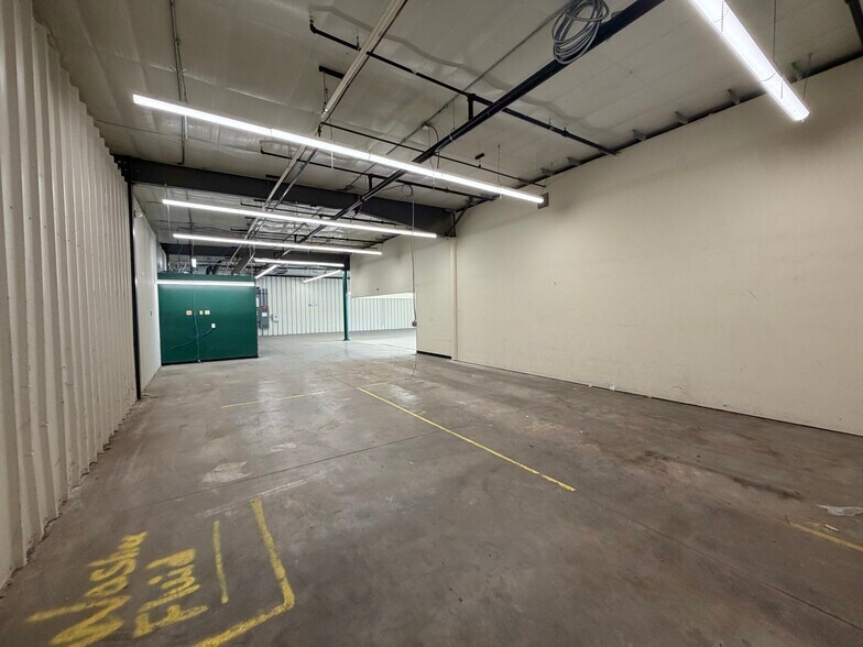 More Photos Of 2020 E Locust St, Davenport Freestanding For Sale