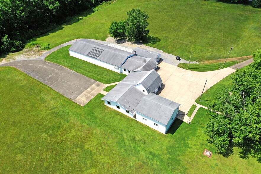 More Photos Of 4085 Herner County Line Rd, Southington Showroom For Sale