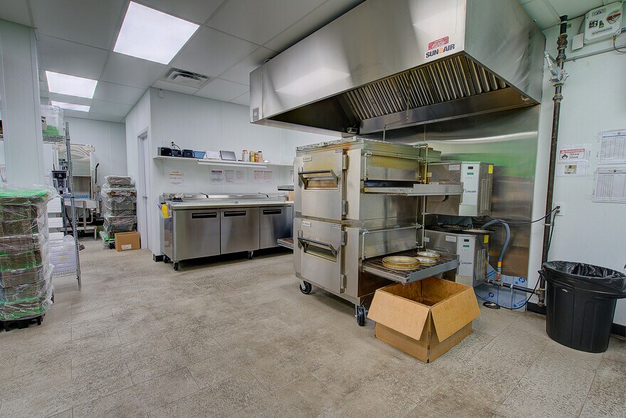 More Photos Of 5020 50 St, Sylvan Lake Storefront For Sale