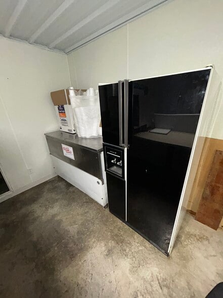 More Photos Of 1002 Cross st, Robinson Restaurant For Sale