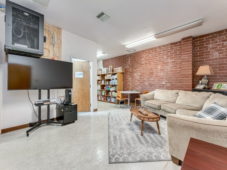 More Photos Of 1215 NE Baker St, Mcminnville Office For Sale