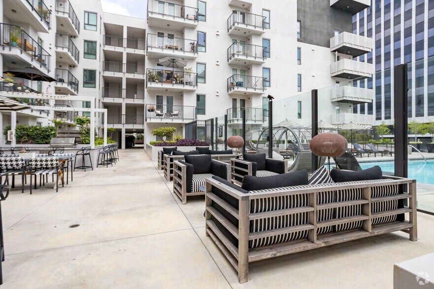 More Photos Of 687 S Hobart Blvd, Los Angeles Apartments For Lease