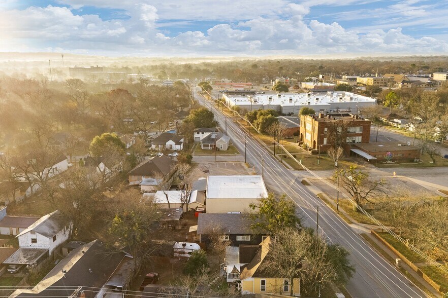 More Photos Of 504 Granbury St, Cleburne Storefront For Sale