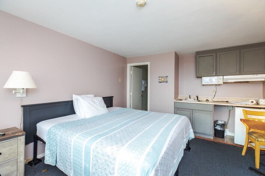 More Photos Of 198 Ashworth Ave, Hampton Hotel For Sale