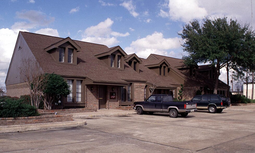 More Photos Of 6910 Bellaire Blvd, Houston Office Residential For Lease